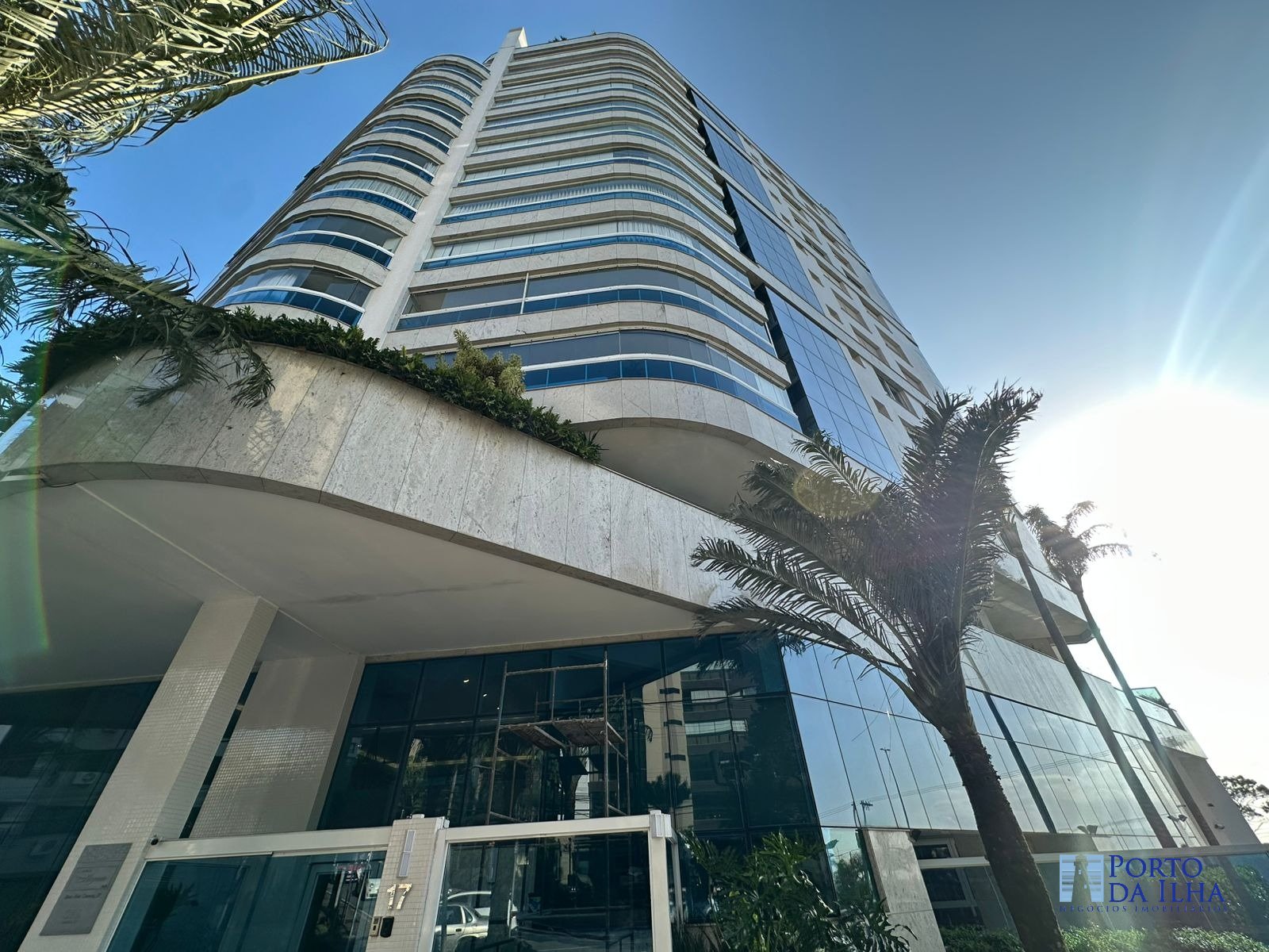 Apartamento de alto padrão com 3 dorms., 3 suítes e com 3 vagas de garagem
