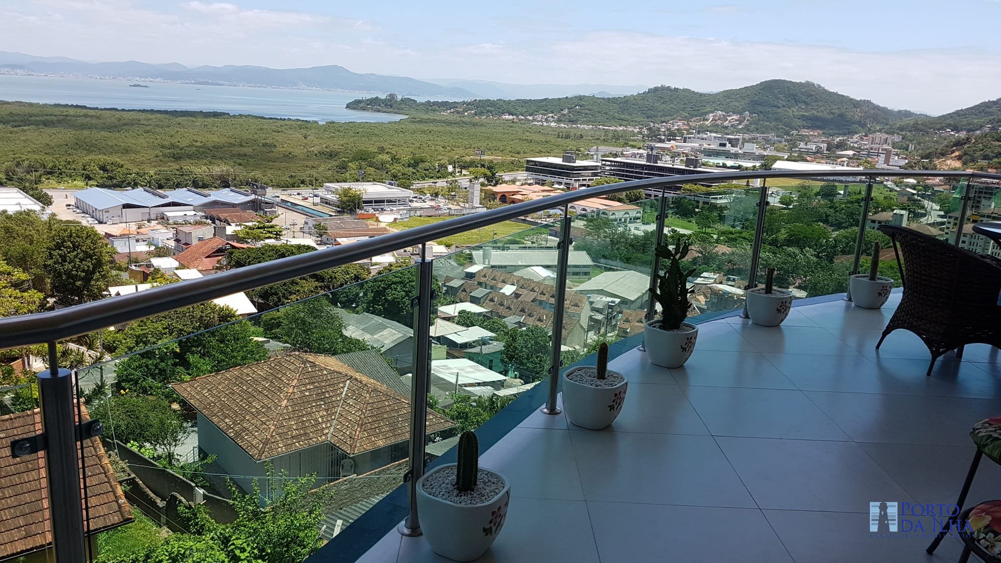 Casa de 4 dorms., com 4 suítes à venda no Saco Grande - R$ 1.250.000,00